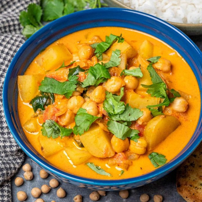 Curry with Spinach Chickpeas and Potatoes