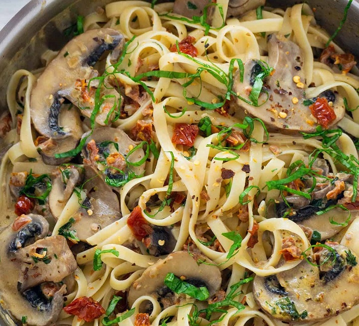 Pasta with Sun-dried Tomatoes and Mushrooms
